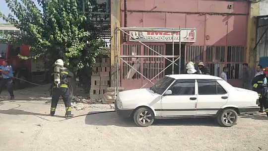 Demir çubuktan sıçrayan kıvılcım oto aksesuar dükkanını tutuşturdu