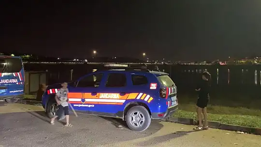 Dengesini kaybederek gölete düşen genç kayboldu
