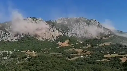 Deprem anında dağlardan dev kayalar koptu