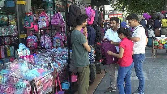 Deprem bölgesi Gaziantep'te kırtasiye yoğunluğu
