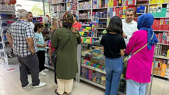 Deprem bölgesi Gaziantep'te kırtasiye yoğunluğu