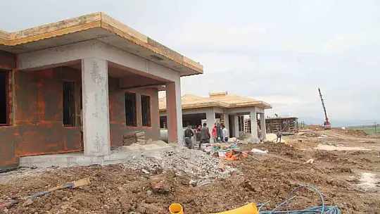 Deprem bölgesinde yapılan köy evlerinin ilk etabı bayramda teslim ediliyor
