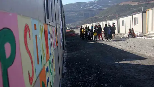 Deprem bölgesindeki çocuklara psikolojik destek