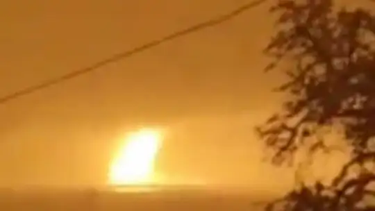 Deprem sırasında gölden alevler yükseldi
