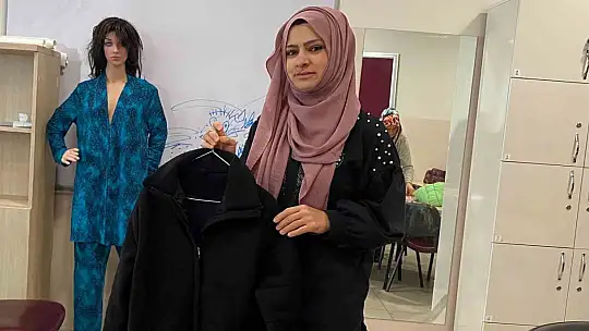 Deprem yaralarını dikiş kursunda sarıyorlar