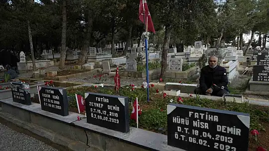 Depremde 3 çocuğunu ve eşini kaybeden baba günde iki kez mezarlığa gidiyor
