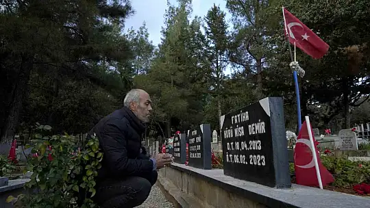 Depremde 3 çocuğunu ve eşini kaybeden baba günde iki kez mezarlığa gidiyor