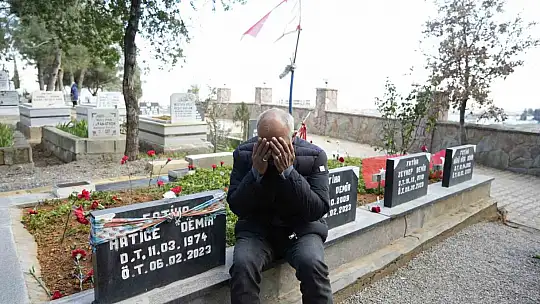 Depremde 3 çocuğunu ve eşini kaybeden baba günde iki kez mezarlığa gidiyor