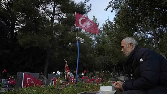 Depremde 3 çocuğunu ve eşini kaybeden baba günde iki kez mezarlığa gidiyor