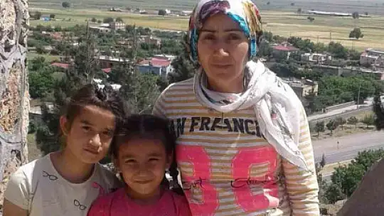 Depremde 3 çocuğunu ve eşini kaybeden baba günde iki kez mezarlığa gidiyor