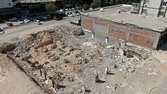 Depremde 49 kişinin öldüğü Emre Apartmanı'yla ilgili şok detay: Banka şubesi kredi vermediği iş yerinin bulunduğu binaya kiracı olmuş