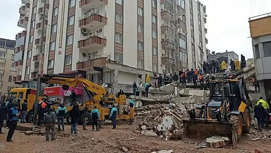 Depremde 51 kişinin öldüğü Furkan Apartmanı davasında karar çıktı, adliyede ortalık karıştı