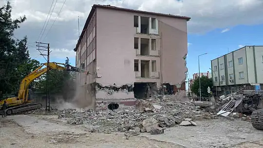Depremde ağır hasar alan 56 yıllık kaymakamlık binası birkaç darbeyle yıkıldı