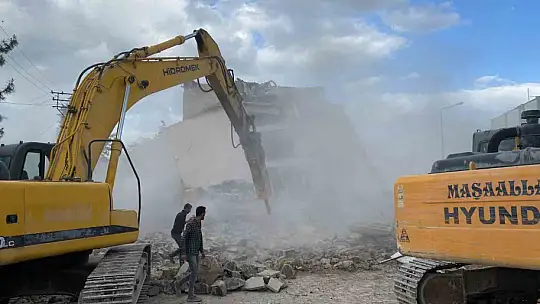Depremde ağır hasar alan 56 yıllık kaymakamlık binası birkaç darbeyle yıkıldı