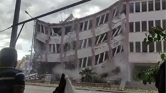 Depremde ağır hasar alan 56 yıllık kaymakamlık binası birkaç darbeyle yıkıldı