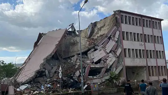 Depremde ağır hasar alan 56 yıllık kaymakamlık binası birkaç darbeyle yıkıldı