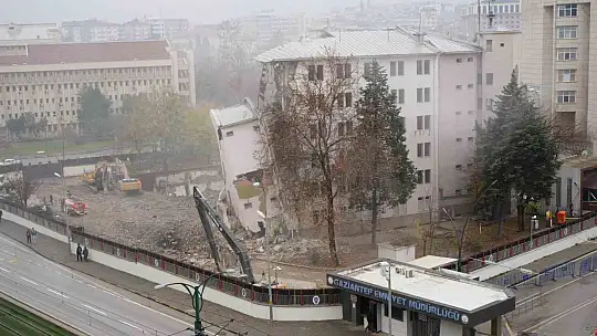 Depremde ağır hasar alan Gaziantep Emniyet Müdürlüğü Binası yıkım işlemleri sürüyor