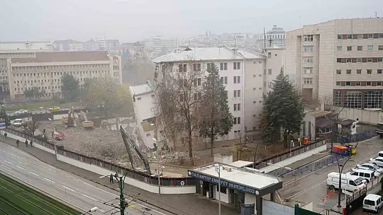 Depremde ağır hasar alan Gaziantep Emniyet Müdürlüğü Binası yıkım işlemleri sürüyor
