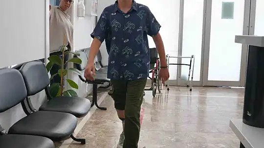 Depremde ailesini ve bacağını kaybeden Abdulkadir tekrar yürümeye başladı