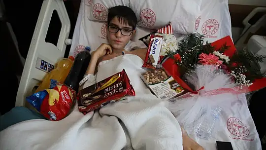 Depremde ailesini ve bacağını kaybeden Abdulkadir tekrar yürümeye başladı