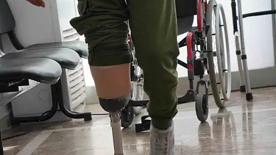 Depremde ailesini ve bacağını kaybeden Abdulkadir tekrar yürümeye başladı