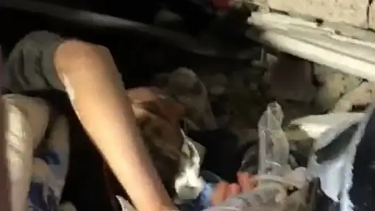 Depremde ailesini ve bacağını kaybeden Abdulkadir tekrar yürümeye başladı