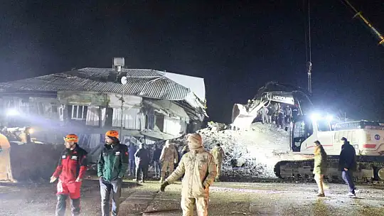 Depremde büyük yıkımın yaşandığı Nurdağı'nda arama kurtarma çalışmaları sürüyor