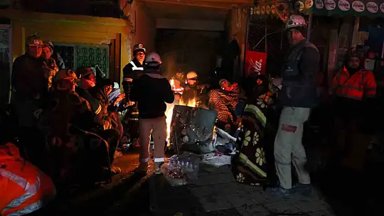 Depremde büyük yıkımın yaşandığı Nurdağı'nda arama kurtarma çalışmaları sürüyor