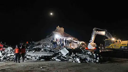 Depremde büyük yıkımın yaşandığı Nurdağı'nda arama kurtarma çalışmaları sürüyor