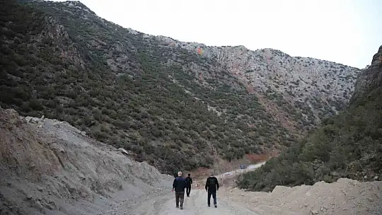 Depremde dağ dağa kavuştu, doğal göl oluştu