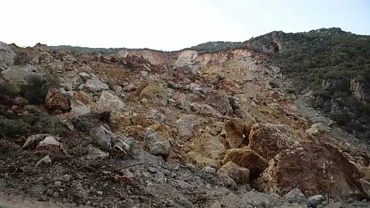 Depremde dağ dağa kavuştu, doğal göl oluştu