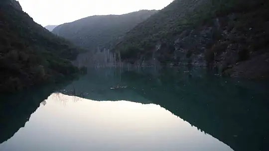 Depremde dağ dağa kavuştu, doğal göl oluştu