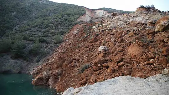 Depremde dağ dağa kavuştu, doğal göl oluştu