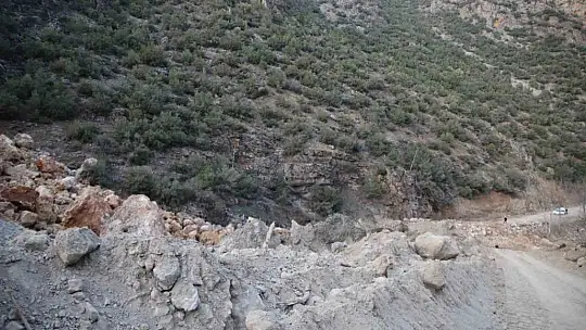 Depremde dağ dağa kavuştu, doğal göl oluştu