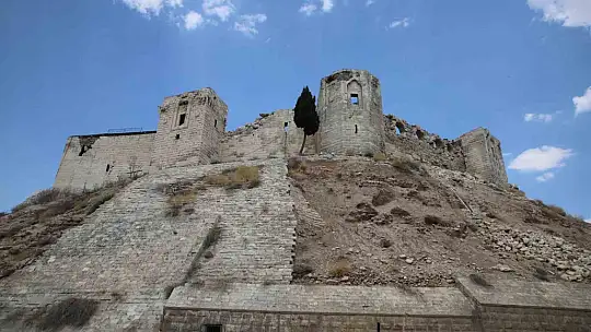 Depremde hasar alan tarihi Gaziantep Kalesinin restorasyonuna başlandı