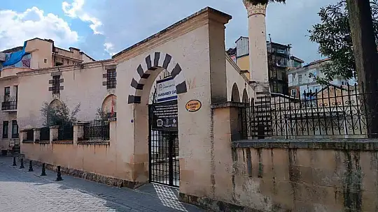 Depremde hasar gören tarihi cami hırsızların hedefi oldu