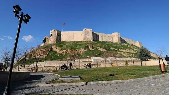 Depremde hasar gören tarihi kalenin restorasyonuna başlanıyor