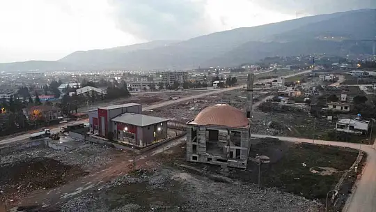 Depremde yıkılan mahallede bir tek cami ayakta kaldı