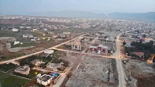 Depremde yıkılan mahallede bir tek cami ayakta kaldı