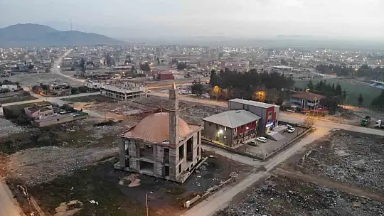 Depremde yıkılan mahallede bir tek cami ayakta kaldı