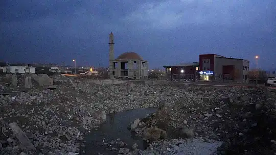 Depremde yıkılan mahallede bir tek cami ayakta kaldı