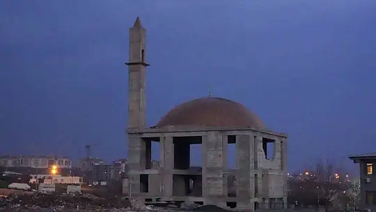 Depremde yıkılan mahallede bir tek cami ayakta kaldı