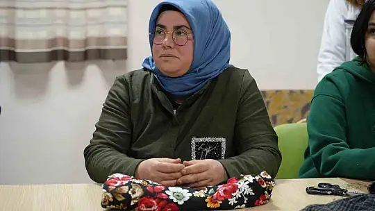 Depremden etkilenen karı-koca, geçimlerini kendi yaptıkları el emeği ürünlerle sağlıyor