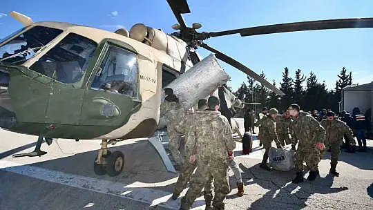 Depremden etkilenen köylere helikopter ile yardım ulaştırıldı