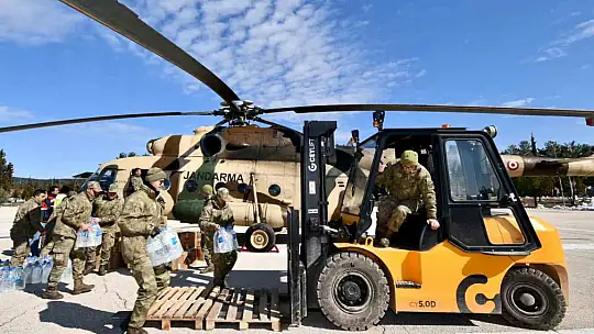 Depremden etkilenen köylere helikopter ile yardım ulaştırıldı