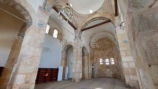 Depremden sonra restore edilen tarihi cami ilk teravihle ibadete açıldı