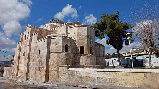 Depremden sonra restore edilen tarihi cami ilk teravihle ibadete açıldı
