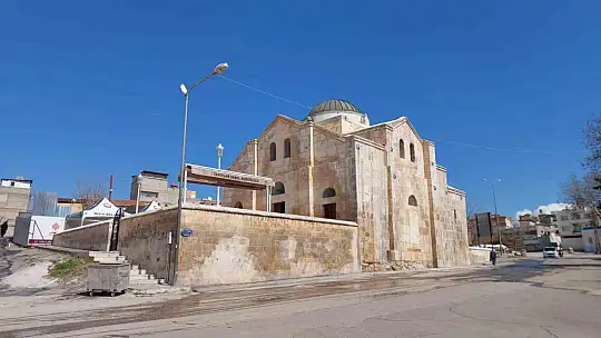 Depremden sonra restore edilen tarihi cami ilk teravihle ibadete açıldı