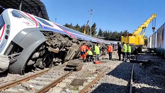 Depremin devirdiği trenler kaldırılıyor