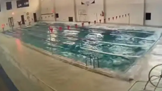Depremin şiddetiyle havuzda tsunami meydana geldi